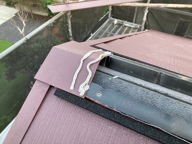 棟板金のジョイントはコーキングを入れ雨仕舞